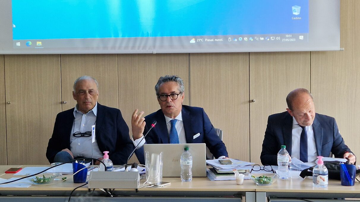 Claudio Villa (al centro) è al suo quarto mandato come presidente del Gruppo Federtrasporti, dopo le nomine del 2014, del 2017 e del 2020. A sinistra, Pasquale Mancini (presidente uscente del collegio sindacale); a destra, Paolo Morea (vicepresidente)